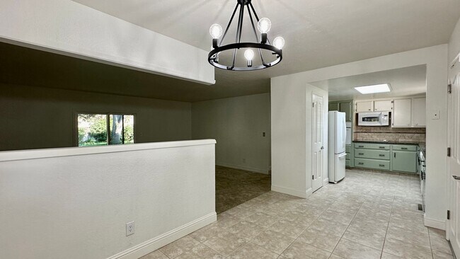 Building Photo - $2,495 Herndon & Willow 4 Bedroom - N. Win...