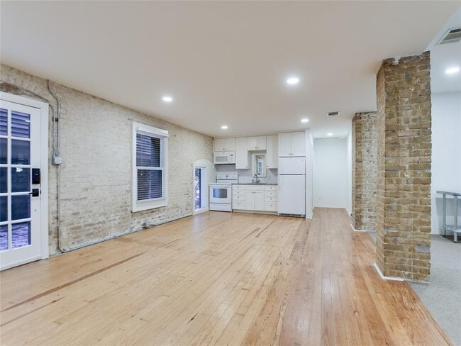 Building Photo - 702 San Antonio St