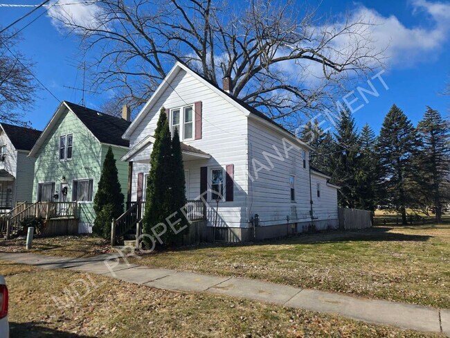 Building Photo - Spacious 3-Bedroom Home