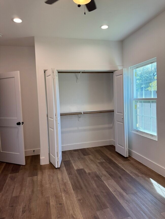 Foto del edificio - 8437 Winthrop Ln