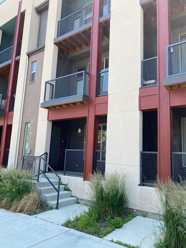 Primary Photo - 7030 W Alaska Dr