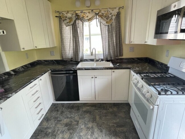 Foto del edificio - ADORABLE 3 BED 1.5 BATH BUNGALOW -----DEERING ST.