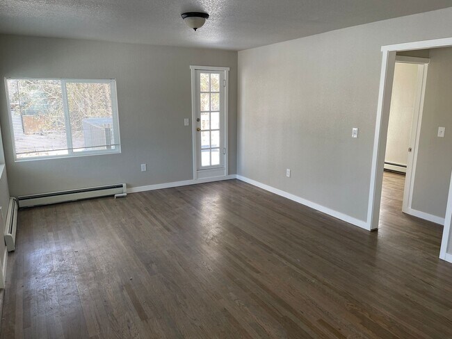 Building Photo - 2 Bedroom 1 Bath Apartment