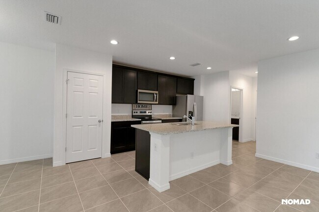 Building Photo - Spacious 4BR Townhome in Howey in the Hill...