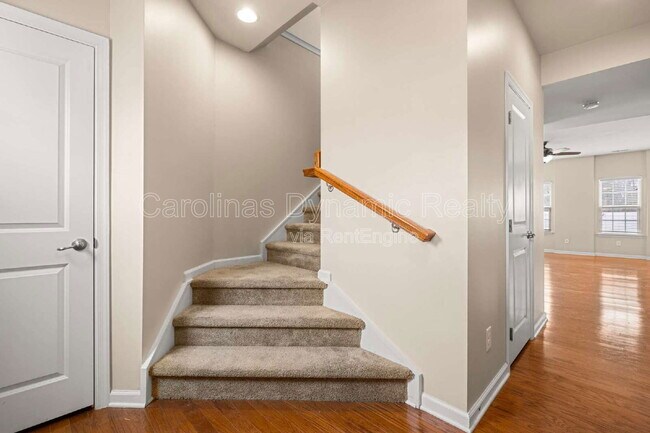 Building Photo - 2601 Silverthorn Dr