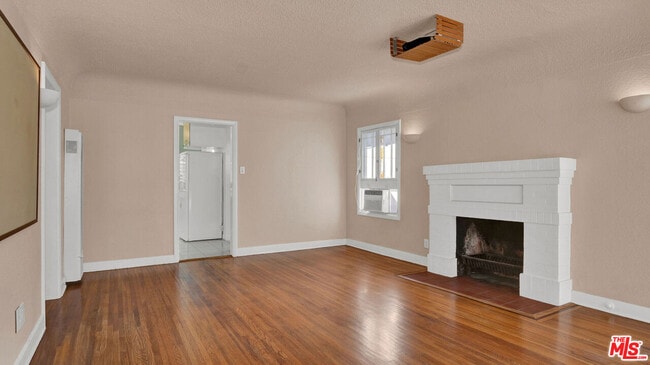 Building Photo - 6180 Oak Crest Way