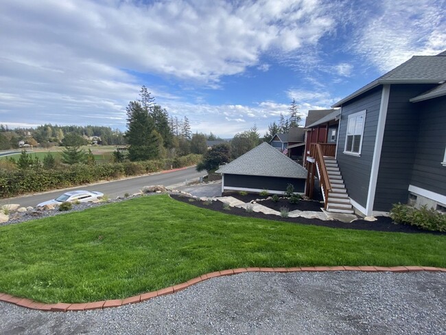 Building Photo - 4 Bedroom Home Close to Town