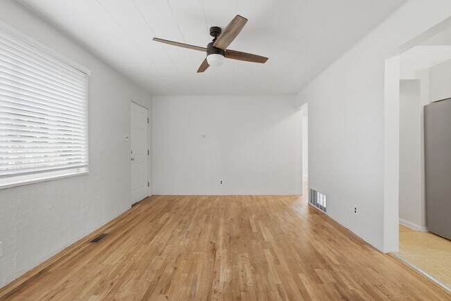 Building Photo - 3 Bed 1 bath Home in Downtown Castle Rock!