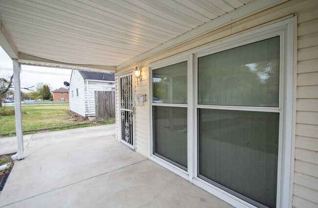 Building Photo - 3 bed 1.5 Bath