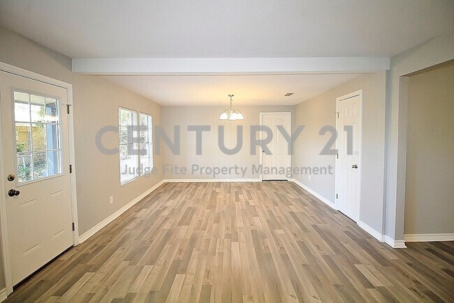 Foto del edificio - Beautifully Updated 3/2 Within Walking Dis...
