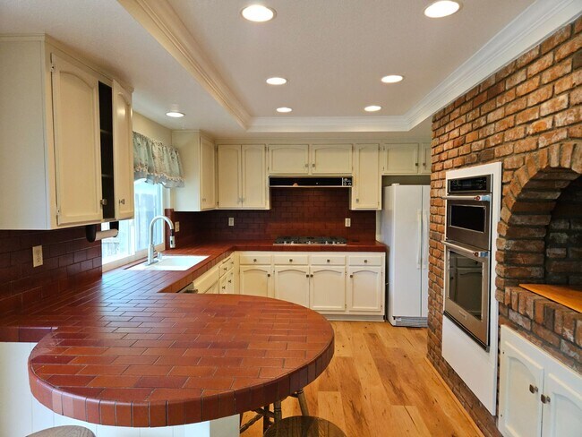 Foto del edificio - ** OPEN HOUSE  ** Thursday, 11:30AM -2PM, Saturday, 10:00AM - 12NOON
