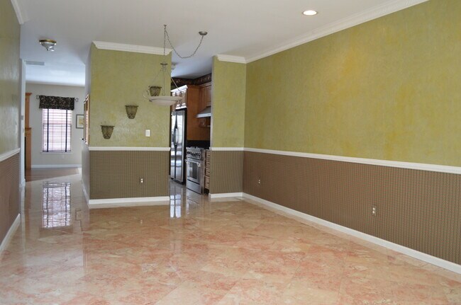 Building Photo - 148 Gladstone Dr