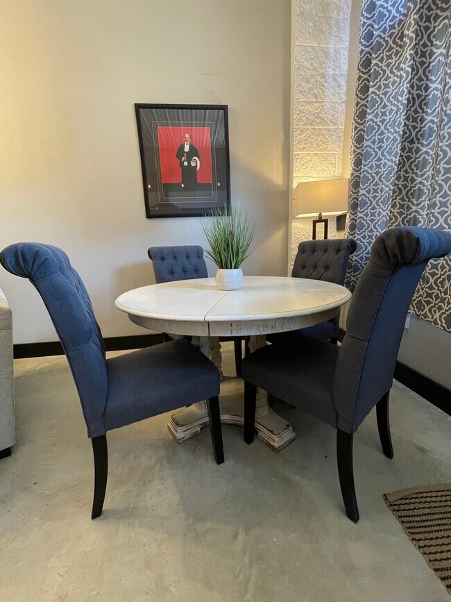 Área de comedor - 475 S Hickory St