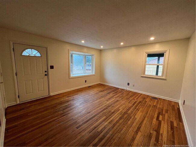 Building Photo - 900 Sunbury Dr