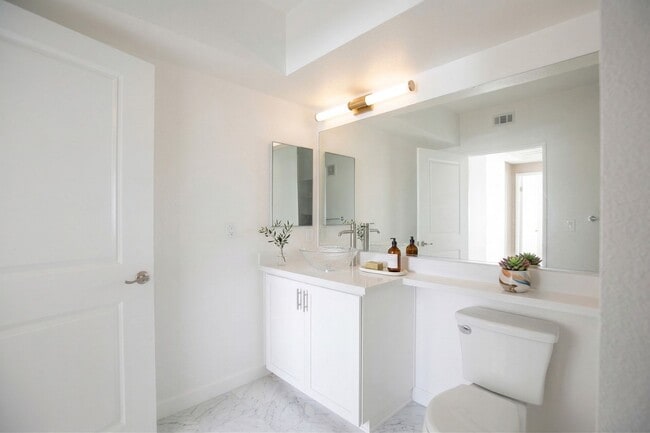 Interior Photo - Cahuenga Place