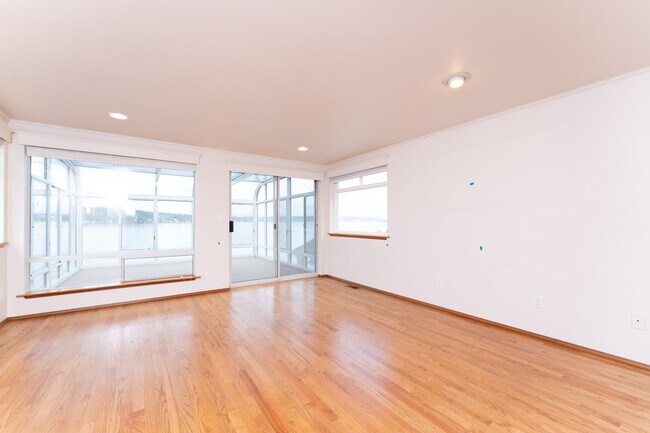 Foto del edificio - 10358 Riviera Pl NE