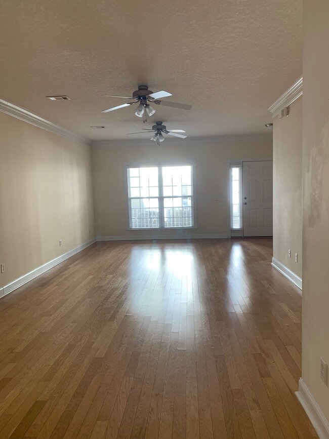Building Photo - 3 Bedroom Townhome with Open Living Space