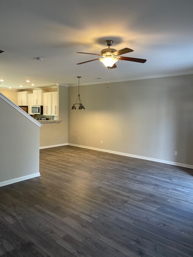 Sala de estar con vista al comedor - 102 Reese Way