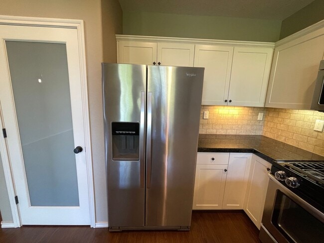 Building Photo - **$500 OFF THE FIRST FULL MONTH'S RENT** F...