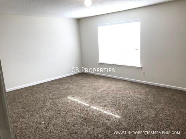 Building Photo - Huge 3 Bdrm - 3 bath Home in quiet neighbo...