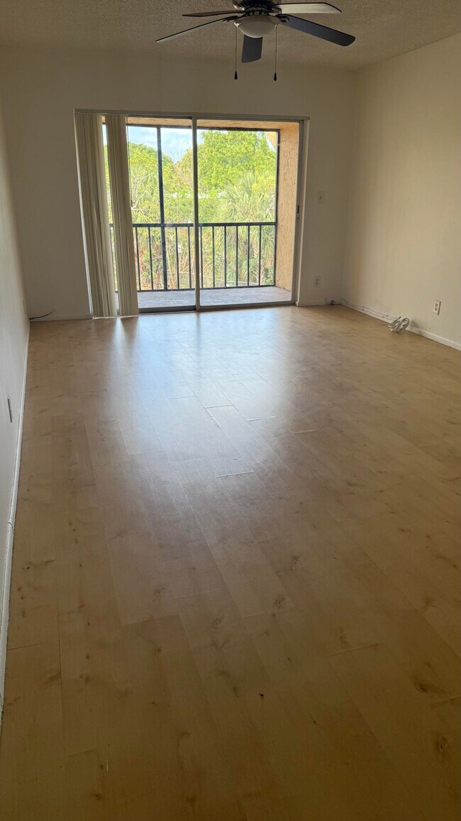 Foto del edificio - 460 NW 20th St
