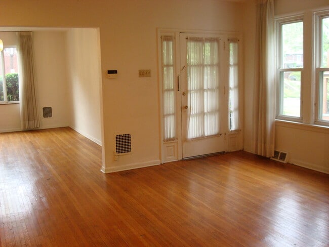 Building Photo - 5604 Pocusset St