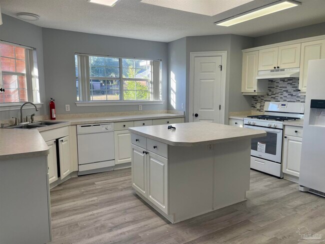 Foto del edificio - 3052 Red Fern Rd