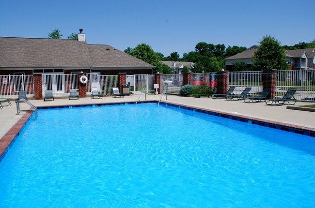 Piscina - Auburn Hills Apartments