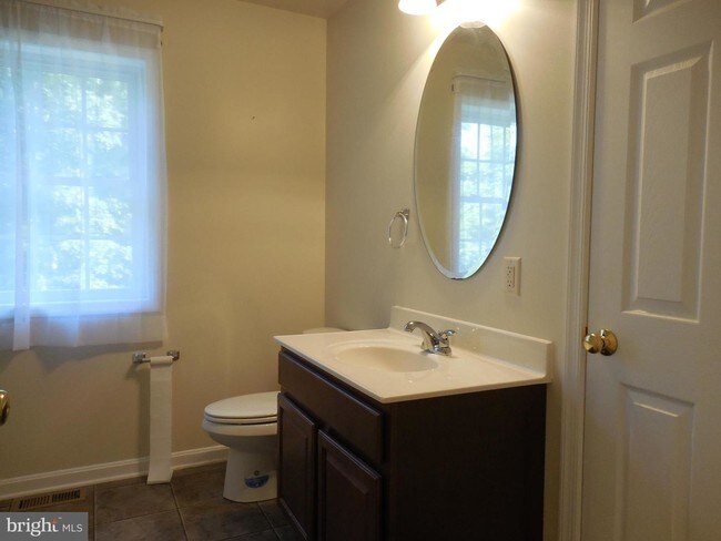 Building Photo - 240 Twin Lakes Dr