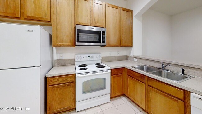 Foto del edificio - 6168 High Tide Blvd