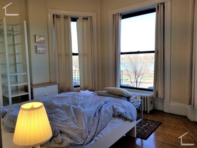 Foto del edificio - 42 Bay State Rd