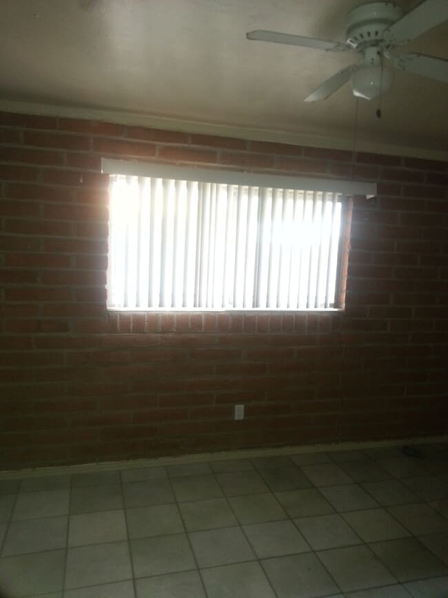 Building Photo - 4 Plex - 2 Bedroom Unit for Rent