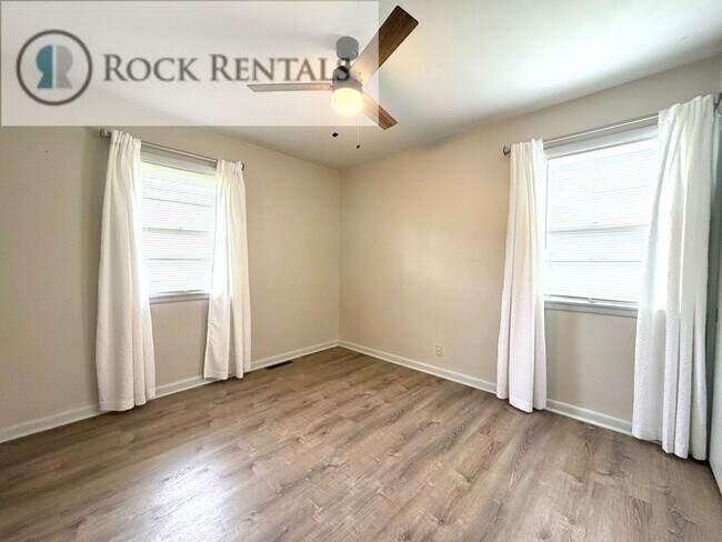 Building Photo - Fresh 2 Bed with Bonus Room on 17th
