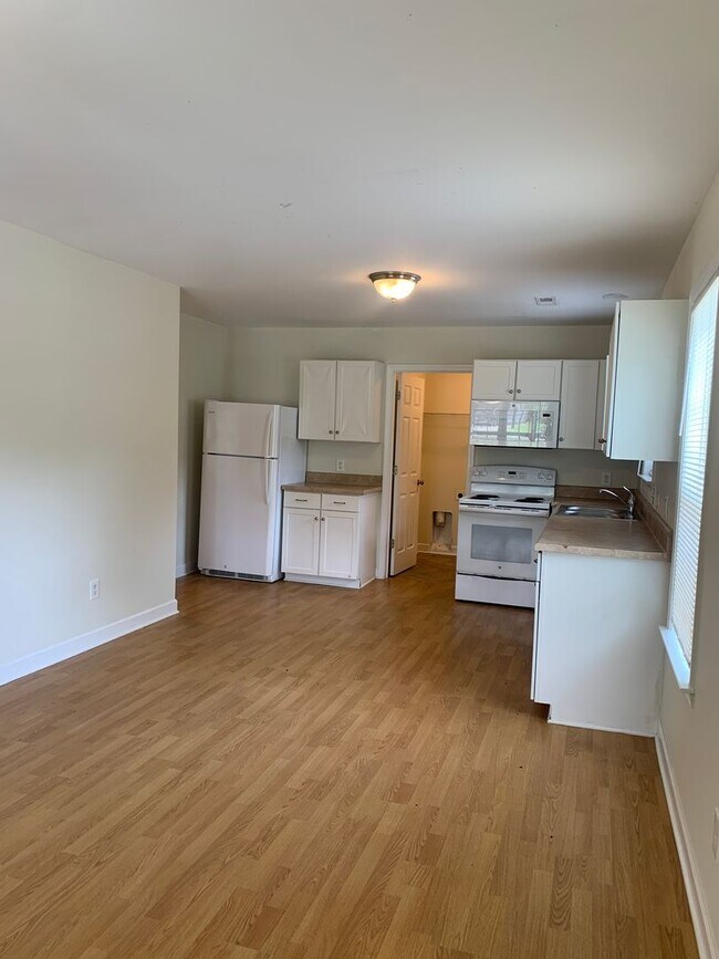Building Photo - 3 Bedroom 2 Bath House on Wood Dale Drive ...
