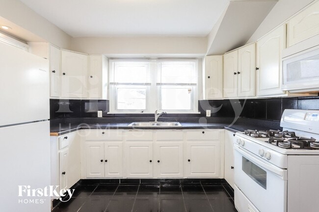 Building Photo - 7803 S Central Ave