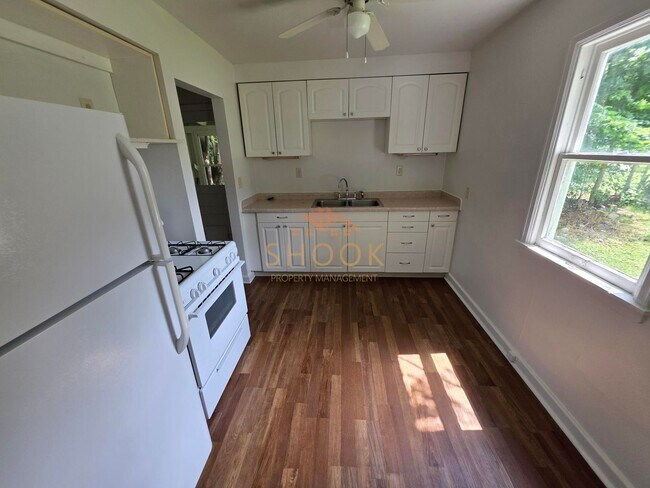 Building Photo - Cute 2 Bedroom Home Close to Downtown