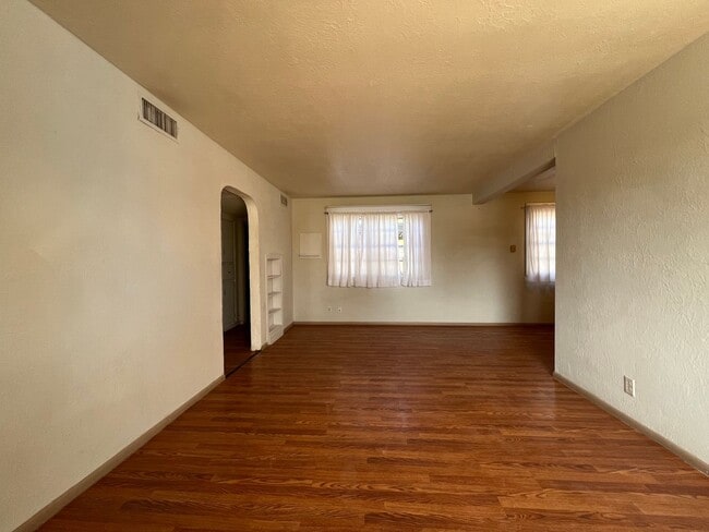 Building Photo - Spacious 2 Bed/1 Bath/Second Living Area/Pet Friendly!!!