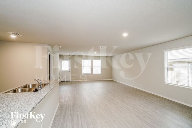 Foto del edificio - 13131 Rosemary Cove