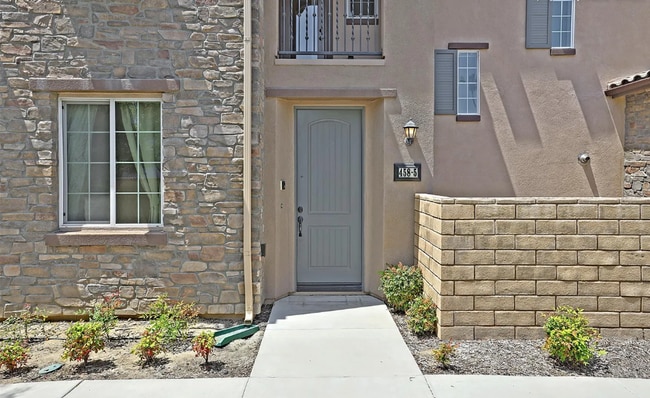 Foto del edificio - This gorgeous 3-bedroom, 3.5 bath townhome...
