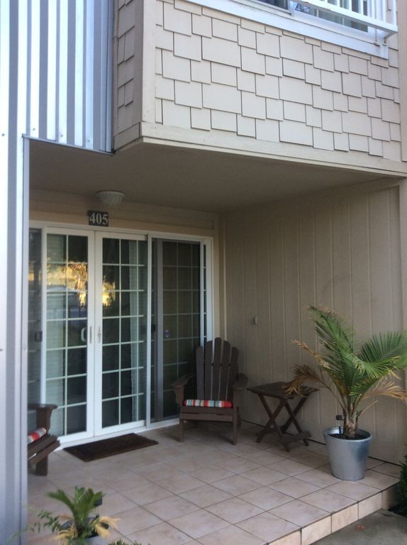 Front Entry - 405 Harriet Ln