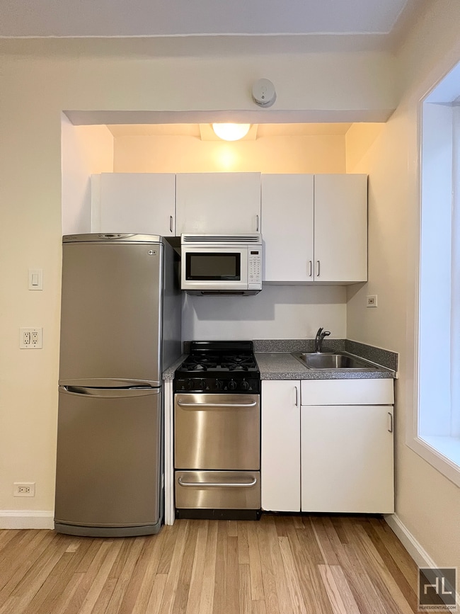 Building Photo - W 13 ST/6th Ave Well-Kept Open Plan 1BR with Elevator, Laundry & NO Broker's Fees!