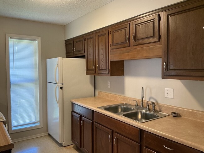 Building Photo - 27 Breezewood Cv