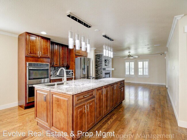 Foto del edificio - 3 br, 3 bath House - 24326 E 5th Pl