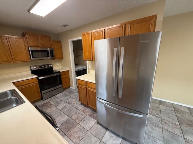 Foto del edificio - 3 Bedroom Home Available Soon!