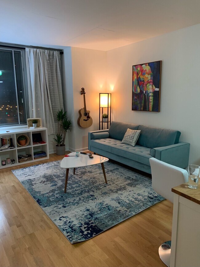 Living Room - 659 W Randolph St