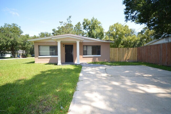 Building Photo - 3527 Rockwood Dr