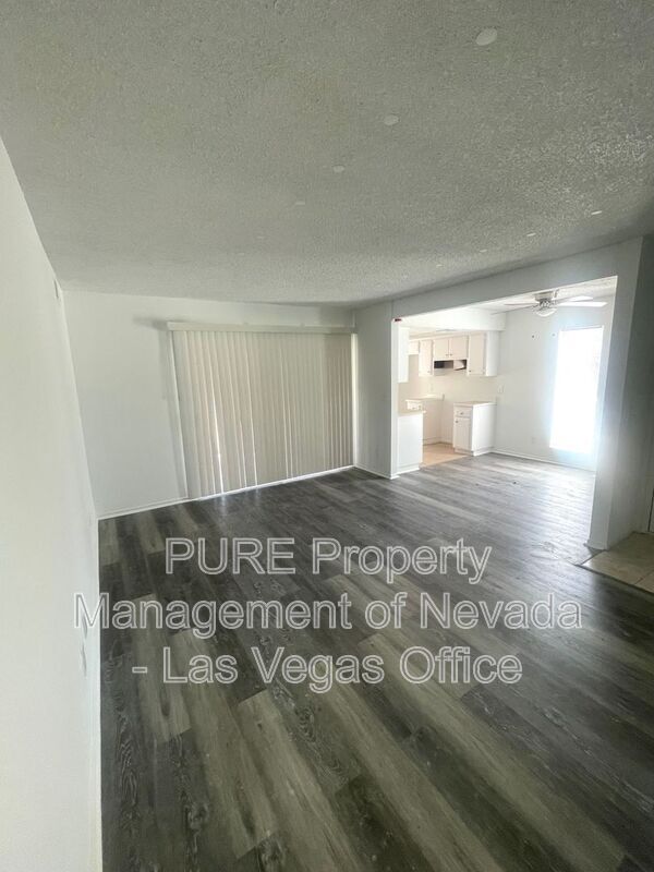 Building Photo - 1405 E Vegas Valley Dr