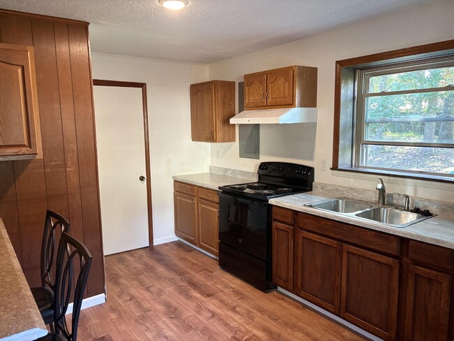 Building Photo - Great One Bedroom Furnished Apartment in H...