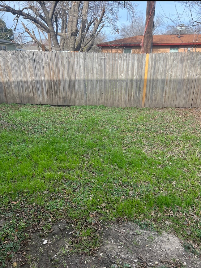 Foto del edificio - 7610 Downe Dr