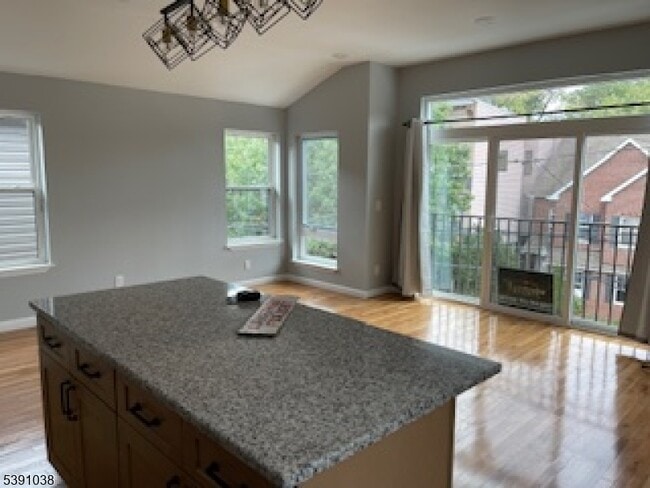 Building Photo - 595 597s18th